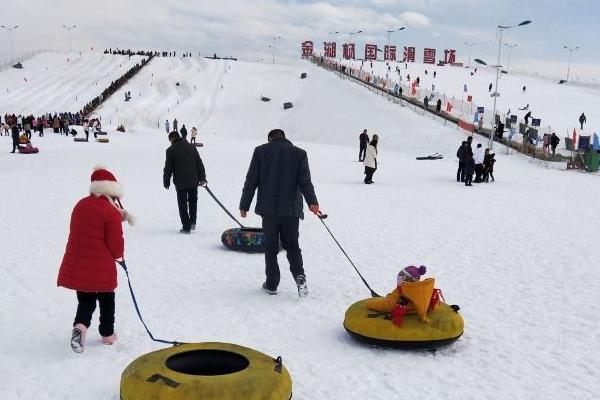 金胡杨国际滑雪场游玩攻略