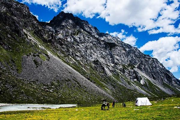 贡嘎雪山徒步旅游攻略，徒步路线推荐