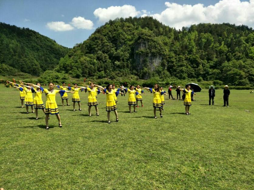 黄金洞石家坝向家村草原自助旅游攻略