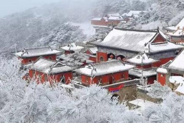 泰山下雪会封山么，泰山什么时候下雪